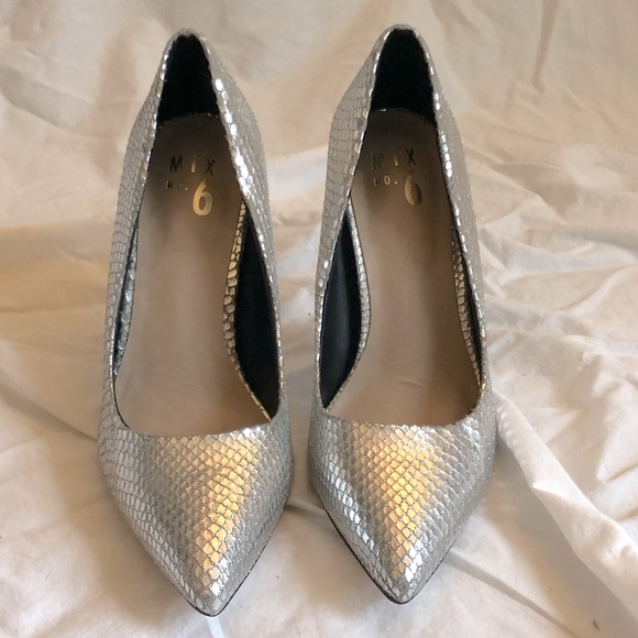 MIX No. 6 Silver “Fish Scale”  Pumps (7.5M) - Picture 2 of 15